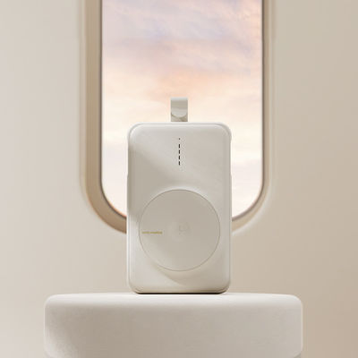 良い価格 磁気吸着電源バンク 10000MAH 5W 7.5W リポリマー防火充電技術 オンライン